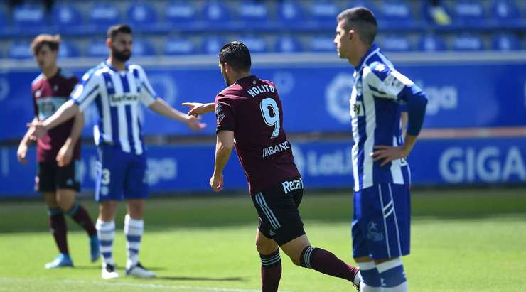 Iago Aspas nhồi bóng cho Nolito (Celta Vigo), người đón đường chuyền của anh ở trong vòng cấm và ra chân rất nhanh vào ngay giữa khung thành! Thủ môn đã không thể làm gì được. 0:1!