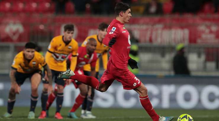 Vào! Matteo Pessina (Monza) giành chiến thắng trên chấm phạt đền bằng một cú sút không thể cản phá, vượt qua tầm với của thủ môn Emil Audero vào góc thấp bên phải.