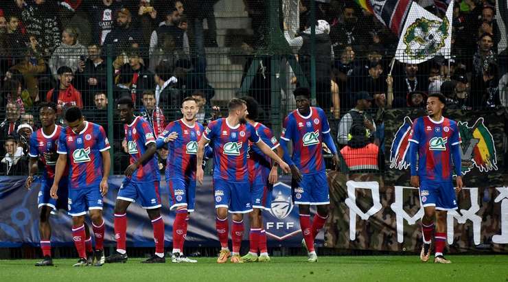 Vào! Nolan Roux chuyền bóng cho Thio Ntolla (Chateauroux) và cầu thủ này có một cú sút bị bị đổi hướng ngay trong vòng cấm, khiến thủ môn Keylor Navas không thể làm gì được. 1:1.