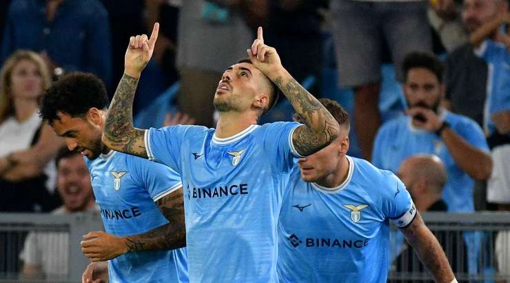 Mattia Zaccagni (Lazio) nhận một đường chuyền tốt ngay bên ngoài vòng cấm, anh kiểm soát bóng và tung một cú sút rất mạnh nhưng cũng đủ chính xác để đánh bại thủ môn, đưa bóng vào góc phải phía dưới.