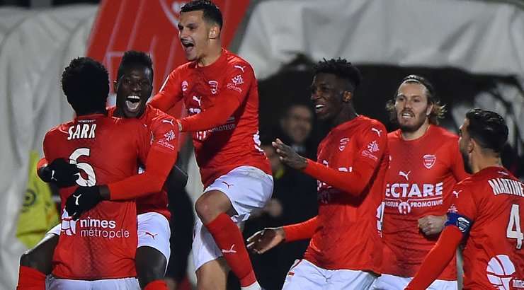 Vào! Sidy Sarr thực hiện một quả tạt vào vòng cấm và kiến tạo thành công cho Moussa Kone (Nimes), người đã đón bóng và dứt điểm gọn gàng vào góc thấp bên trái khung thành. Tỉ số đã được nâng lên 1:0.