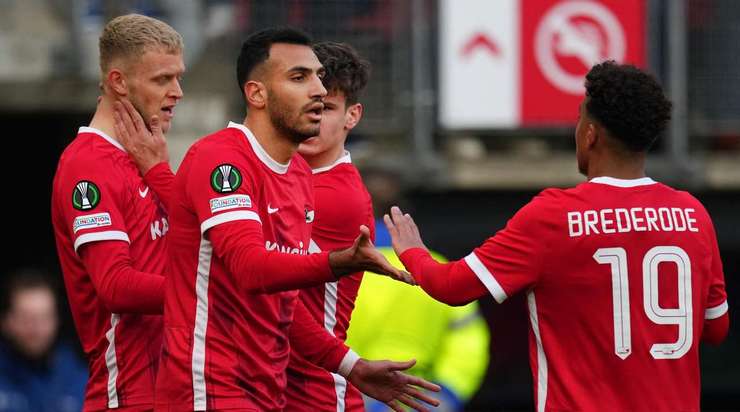 Vào! Jens Odgaard kiến tạo cho Vangelis Pavlidis (AZ Alkmaar) người đệm bóng vào lưới trống. Anh ấy thay đổi tỉ số thành 2:0.