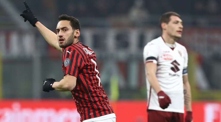 Vào! Samu Castillejo chuyền bóng đến chân Hakan Calhanoglu (AC Milan) và cầu thủ này tung một cú sút từ rìa vòng cấm. Bóng bị một cầu thủ khác làm đổi hướng, khiến thủ môn Salvatore Sirigu không kịp trở tay. Tỉ số là 2:2.