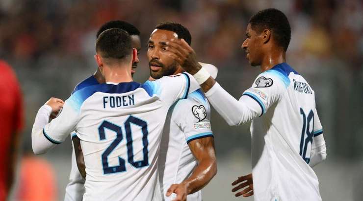 VÀO! Callum Wilson (Anh) đã mạo hiểm thật sự khi sút phạt đền vào ngay giữa khung thành, tuy nhiên động tác của anh đã đánh lừa được thủ môn Henry Bonello.