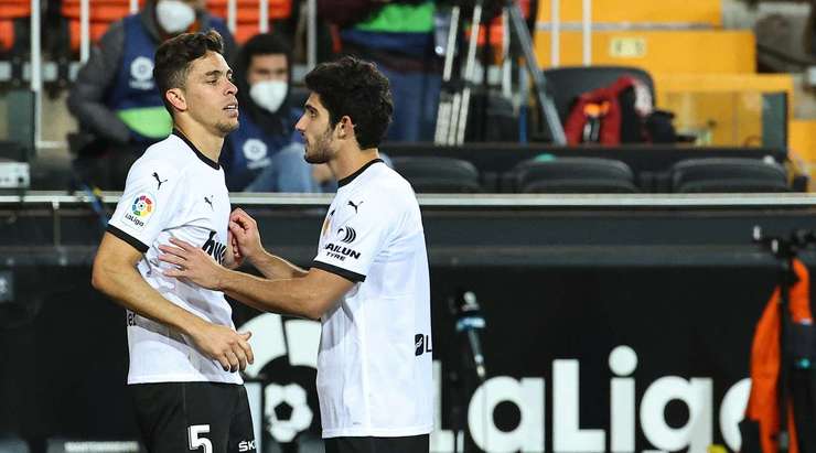 Gabriel Paulista (Valencia) đón quả phạt góc và thể hiện khả năng săn bàn của mình với một cú đánh đầu lạnh lùng từ cự li gần vào góc phải cầu môn. Tỉ số là 1:0.