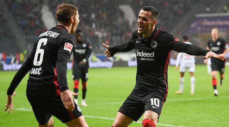 Vào! Kristijan Jakic (Eintracht Frankfurt) đã có mặt đúng lúc đúng chỗ để lấy bóng bật ra trong vòng cấm, và anh ấy sút bóng đi chìm vào phía trong cột dọc bên trái. Tỉ số là 4:2.