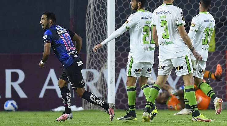 Vào! Sau khi nhận một đường chuyền tốt, Junior Sornoza (Independiente del Valle) tung một cú sút nhanh vào chính giữa khung thành, nhưng trước sự ngạc nhiên của tất cả mọi người, bóng đi qua vạch vôi. Đây là một ví dụ về việc thủ môn phá team.