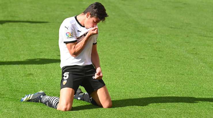 Goncalo Guedes thực hiện một đường chuyền bổng chuẩn xác vào trong vòng cấm, nơi Gabriel Paulista (Valencia) bật cao hơn các hậu vệ đối phương để đón bóng và đánh đầu thẳng vào góc cao bên trái khung thành. Tỉ số là 2:2!