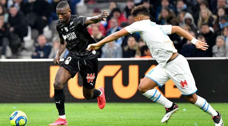 Sehrou Guirassy (Amiens SC) khéo léo vượt qua sự truy cản từ các cầu thủ đối phương nhưng lại tung một cú sút thiếu chính xác từ rìa vòng cấm. Bóng bay vọt xà ngang cả vài mét.