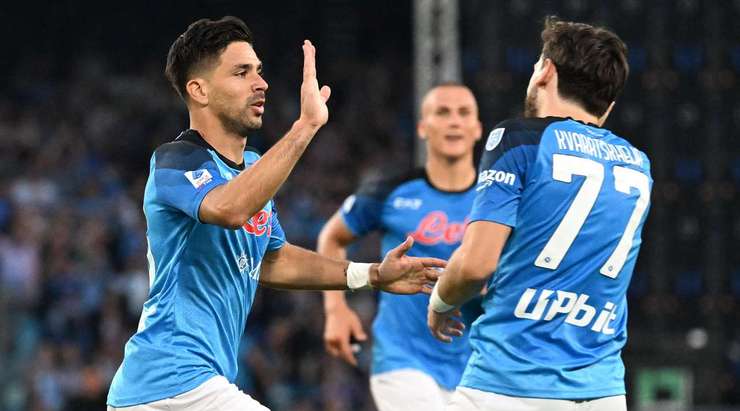 VÀO! Giovanni Simeone (Napoli) nhận một đường chuyền chất lượng, anh tạo khoảng trống cho mình và tung một cú sút xa trái phá, đưa bóng vào phía trong cột dọc bên phải. Một bàn thắng ấn tượng!