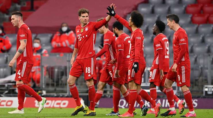 Bóng đã đi vào lưới! Leon Goretzka (Bayern Munich) là người phản ứng nhanh nhất để đón một đường bóng bật ra gần chấm phạt đền và đánh đầu chuẩn xác, đưa bóng đi đập chân cột dọc bên trái vào lưới. Tỉ số là 3:2.