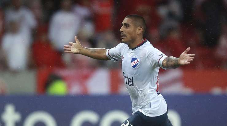 Vào! Diego Zabala (Club Nacional) chớp cơ hội sau một tình huống bóng bật ra trong vòng cấm và đánh bại thủ môn với một cú sút vào góc thấp bên trái. Tỉ số đã được nâng lên: 1:1.
