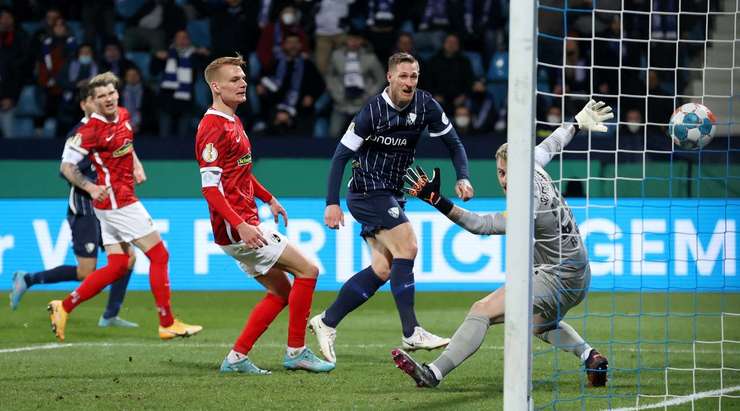 Sebastian Polter (Bochum) bật lên đón quả tạt và đánh đầu hiểm hóc vào mé trong cột dọc bên phải.