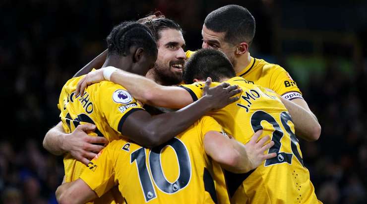 Vào! Ruben Neves (Wolves) đón một đường chuyền và đến rìa vòng cấm để bấm bóng xuất sắc qua thủ môn và vào lưới trống. Anh ấy thay đổi tỉ số thành 4:0.