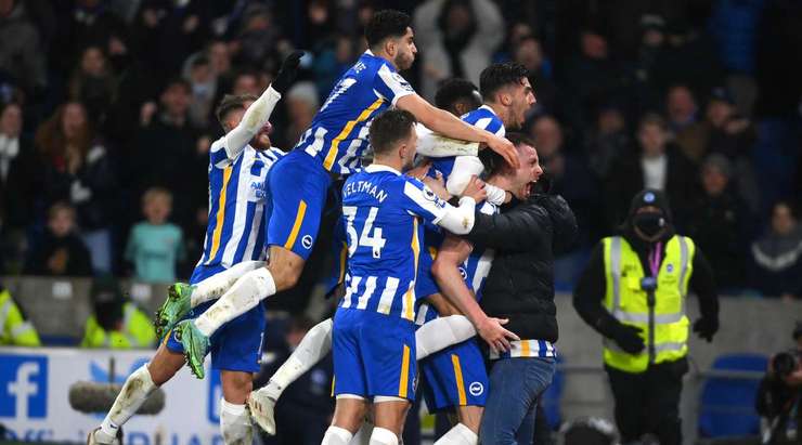 Một quả phạt góc hoàn hảo! Adam Webster (Brighton) đón đường treo bóng vào và tung một cú đánh đầu uy lực từ gần chấm phạt đền vào nóc lưới, nâng tỉ số trận đấu ngày hôm nay lên 1:1.