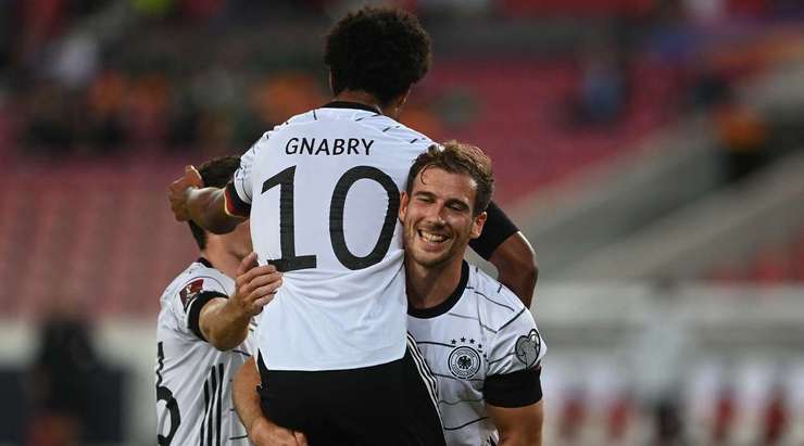 Tuyệt vời! Serge Gnabry (Đức) có một màn trình diễn kỹ thuật xuất sắc với một cú vô-lê trong vòng cấm, đưa bóng đi đập chân cột dọc bên trái vào lưới. Công kiến tạo thuộc về Marco Reus và tỉ số là 2:0.