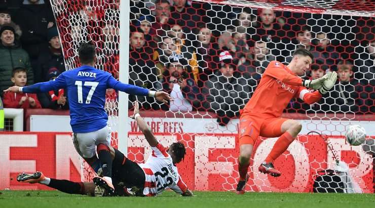 Một đường chuyền vào vòng cấm đưa bóng đến chân Ayoze Perez (Leicester) ở một vị trí trống trải. Anh sút bóng rất nắn nót vào chính giữa khung thành, tuy nhiên một tình huống cứu thua xuất sắc ở khoảnh khắc quyết định của thủ môn Luke Daniels đã từ chối bàn thắng của anh!