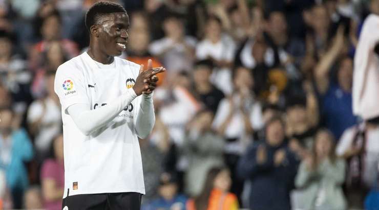 Bóng đã đi vào lưới! Mouctar Diakhaby (Valencia) bật cao gần chấm phạt đền để đón quả đá phạt của Andre Almeida và tung một cú đánh đầu dũng mãnh đập cột dọc bên trái vào lưới. Tỉ số bây giờ là 1:1.