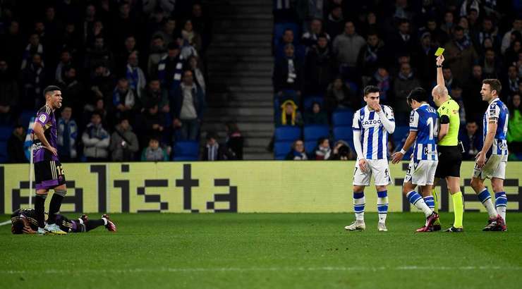 Ander Barrenetxea (Real Sociedad) nhận thẻ vàng. Anh ấy nên cẩn thận hơn vì một pha phạm lỗi như thế nữa sẽ dẫn đến một chiếc thẻ đỏ.