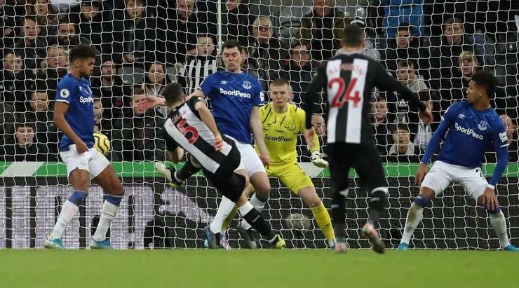 VÀO! Andy Carroll nhảy cao để đón quả đá phạt trước đó và đánh đầu vào hướng di chuyển của Fabian Schar (Newcastle Utd), người không bị ai kèm trong vòng cấm và sút bóng vào lưới. Tỉ số là 1:1.