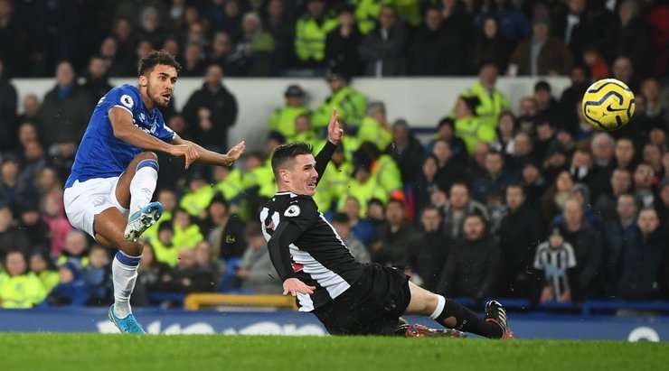 Dominic Calvert-Lewin (Everton) thực hiện pha chạm một tuyệt vời để kiểm soát một đường chuyền sắc bén tại rìa vòng cấm và cứa bóng vào phía trong cột dọc bên phải theo đúng phong cách sở trường của mình!