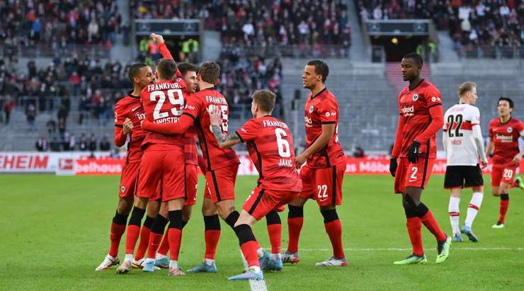 Vào! Jens Hauge chuyền bóng đến chân Ajdin Hrustic (Eintracht Frankfurt) và cầu thủ này tung một cú sút từ rìa vòng cấm. Bóng bị một cầu thủ khác làm đổi hướng, khiến thủ môn Florian Muller không kịp trở tay. Tỉ số là 2:3.