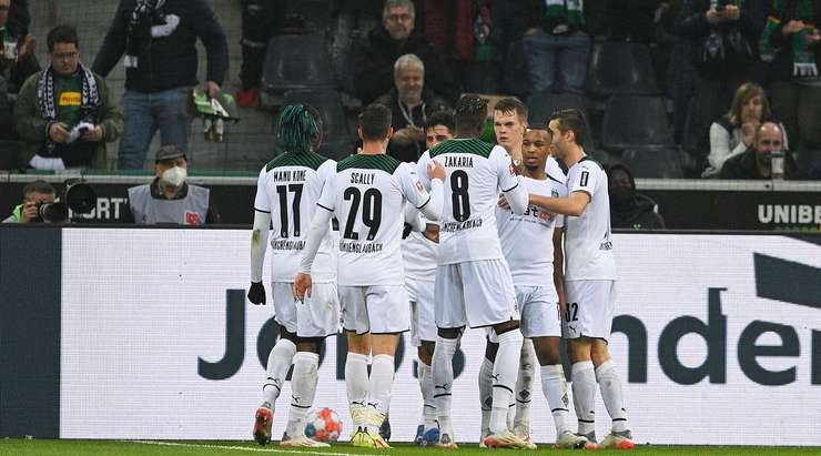 Vào! Lars Stindl nhận thấy đồng đội của mình đang đứng ở một vị trí thuận lợi tại rìa vòng cấm và anh thực hiện một đường chuyền gọn gàng cho cầu thủ này. Alassane Plea (B. Monchengladbach) không cần suy nghĩ nhiều và tung một cú sút một chạm rất căng vào góc phải khung thành. Tỉ số bây giờ là 3:0.