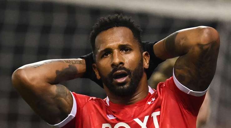 Carlos Miguel Cafu (Nottingham) nhận một đường chuyền thông minh trong vòng cấm và sút. Pha dứt điểm của anh ấy đã đưa bóng đi thẳng lên trời.