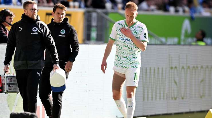 Havard Kallevik Nielsen (Greuther Furth) đang được thay ra vì chấn thương. Stefan Leitl đưa Dickson Abiama vào sân.
