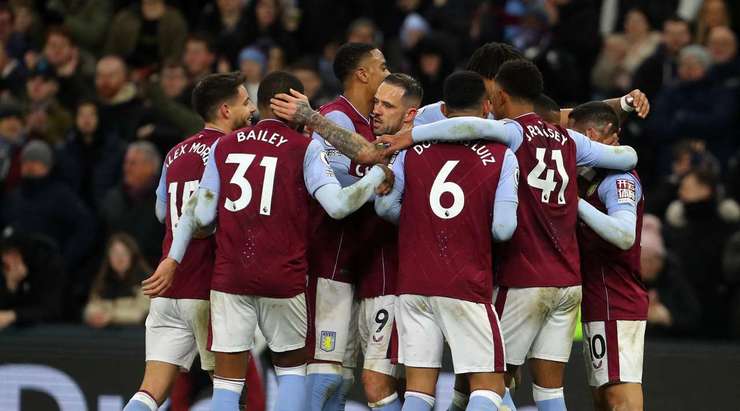 Emiliano Buendia (Aston Villa) là người đầu tiên có mặt sau một tình huống bóng bật ra và đánh đầu ghi bàn! Một pha đánh đầu tuyệt vời từ trong vòng cấm!