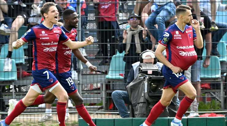 Vào! Elbasan Rashani (Clermont) sút bóng thành bàn từ cự li rất gần sau khi đón một đường chuyền. Kiến tạo bởi Mohamed Bayo. Tỉ số là 1:0.