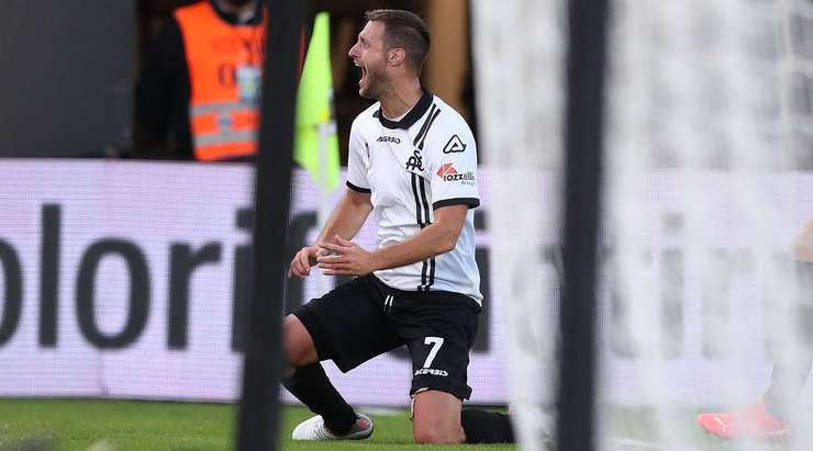 Jacopo Sala (Spezia) nhận một đường chuyền tuyệt vời của đồng đội và tung một cú sút căng như búa bổ vào vào sát mép trong cột dọc bên trái. Bóng đi một cách không thể hiểm hóc hơn! Một cú sút xa tuyệt đẹp.