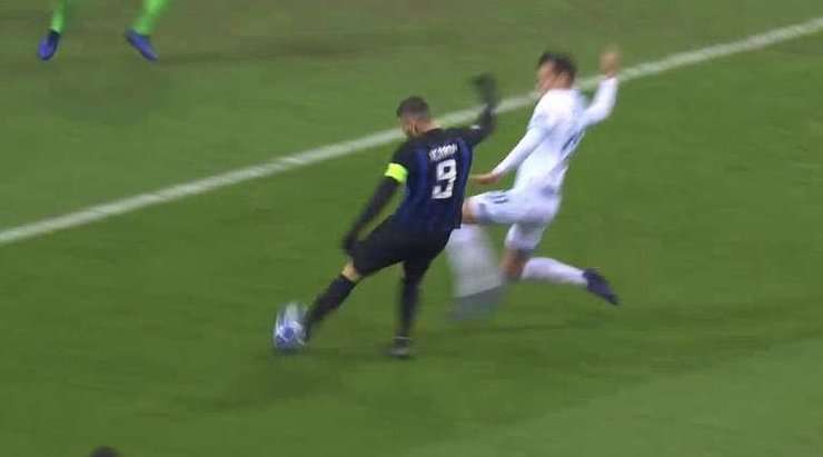 Mauro Icardi (Inter) nhận một đường chuyền tầm thấp ở ngay bên ngoài vòng cấm và tung một cú sút tốt về phía cột dọc bên phải. Dù vậy, Jeroen Zoet đã phản xạ rất nhanh và cản phá thành công nỗ lực vừa rồi. Một tình huống bảo vệ khung thành rất tốt. Trọng tài thổi còi, Inter được hưởng một quả phạt góc.