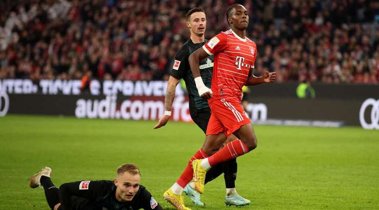 Mathys Tel (Bayern Munich) nhận đường chuyền từ đồng đội và anh không hề do dự tung một cú sút không thể cản phá vào góc cao bên phải khung thành.