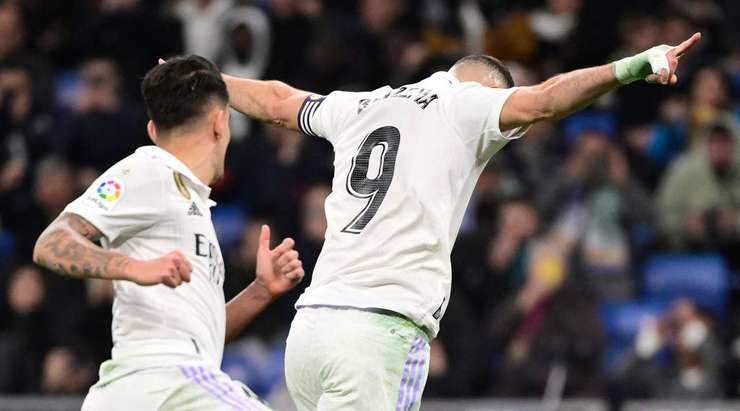 VÀO! Đó là một cú sút phạt đền hoàn hảo của Karim Benzema (Real Madrid) về phía góc cao bên trái, không có một chút cơ hội nào cho thủ môn Edgar Badia để cản phá!