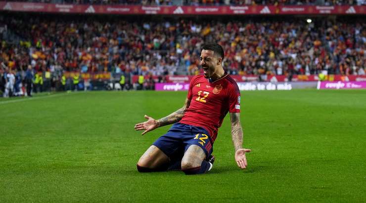 Vào! Joselu (Tây Ban Nha) sút bóng bật ra vào phía trong cột dọc bên phải sau khi bóng đến chỗ anh ấy trong vòng cấm. Tỉ số là 3:0.