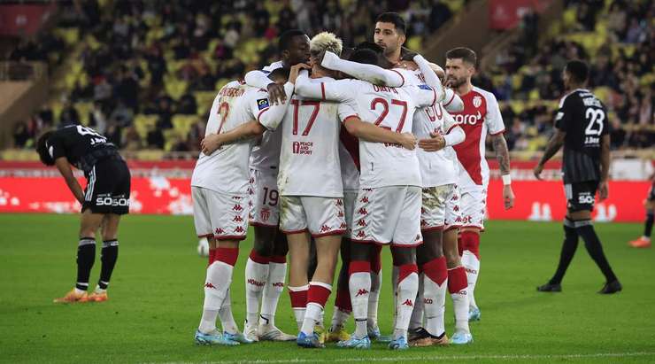 Vào! Aleksandr Golovin (Monaco) len lỏi qua các cầu thủ đối phương trước khi tung một cú sút tuyệt diệu từ rìa vòng cấm vào góc cao bên trái mành lưới. Thủ môn Marco Bizot đã không có cơ hội nào để chạm vào quả bóng. Tỉ số là 1:0.