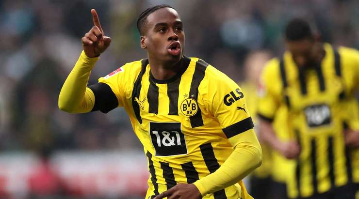 Vào! Nico Schlotterbeck tung một đường chuyền tuyệt vời đến vị trí của Jamie Bynoe-Gittens (Dortmund) trong vòng cấm, và cầu thủ này tận dụng rất tốt cơ hội để dứt điểm gọn gàng vào góc trái khung thành. 0:1.