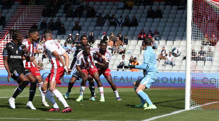 Đó là một bàn phản lưới nhà! Một khoảnh khắc rất đáng tiếc cho Mickael Alphonse (AC Ajaccio), người đã nỗ lực cản phá một quả tạt vào vòng 5m50, nhưng cuối cùng anh lại tự đưa bóng về lưới nhà. Tỉ số là 0:3.