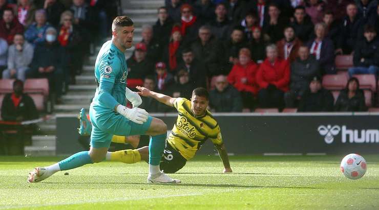 Vào! Bóng đến chỗ Cucho (Watford) sau một vài tình huống phòng ngự tồi, anh ấy đối mặt với thủ môn và bình tĩnh đưa bóng vào lưới! Anh ấy thay đổi tỉ số thành 0:1.