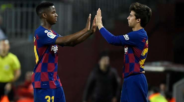 Một sự thay đổi người đã được đưa ra. Anssumane Fati rời sân và Ricard Puig (Barcelona) vào sân.