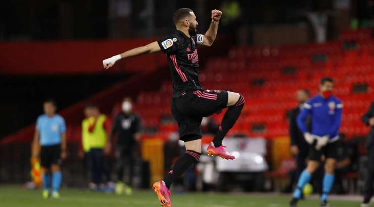 VÀO! Cú phá bóng của thủ môn Rui Silva đi thẳng đến vị trí của Karim Benzema (Real Madrid) và cầu thủ này dễ dàng sút tung lưới từ một cự ly khá xa. Tỉ số hiện là 1:4.