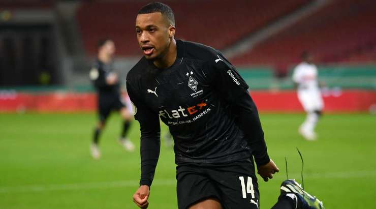 Alassane Plea (B. Monchengladbach) nhận bóng trong tư thế đối mặt với thủ môn sau một đường chuyền rất thông minh xuất phát từ Stefan Lainer. Dù phần nhiệm vụ của mình không hề dễ dàng, nhưng anh vẫn tự tin sút bóng làm tung lưới thủ môn đối phương.