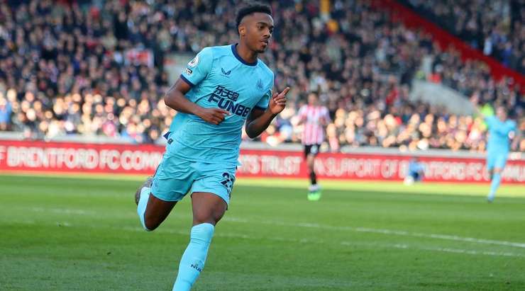Joe Willock (Newcastle Utd) lấy bóng tại rìa vòng cấm và tung cú sút một chạm không hề do dự. Anh ấy sút bóng xuất sắc khi nó đi vào dưới xà ngang. Có thể thực hiện tốt hơn không? Chắc chắn là không. 0:2.