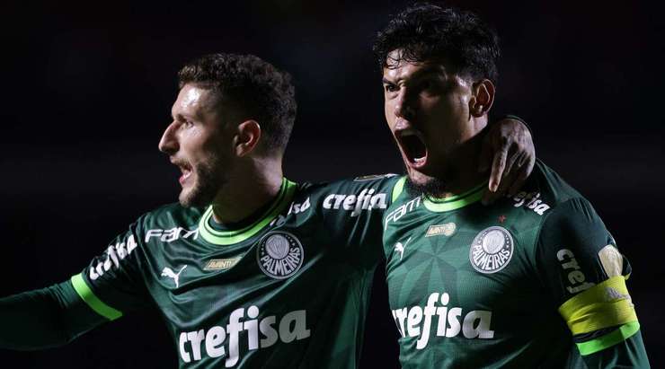 Vào! Tỉ số là 1:1. Gustavo Gomez (Palmeiras) điền tên mình lên bảng điện từ bằng một cú sút gần như ngay trên vạch vôi, sau khi một đường bóng bật ra đã may mắn tìm đến đúng đôi chân của anh.