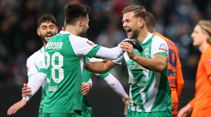 Vào - 2:0! Mitchell Weiser chuyền bóng như đặt cho Niclas Fullkrug (Werder Bremen), người có một cú sút chìm từ cự ly gần vào lưới, dễ dàng đánh bại thủ môn.