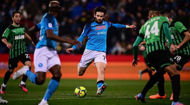 Vào! Khvicha Kvaratskhelia (Napoli) len lỏi qua các cầu thủ đối phương trước khi tung một cú sút tuyệt diệu từ rìa vòng cấm vào góc thấp bên trái mành lưới. Thủ môn Andrea Consigli đã không có cơ hội nào để chạm vào quả bóng. Tỉ số là 0:1.