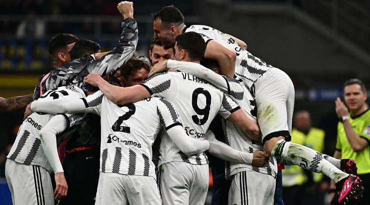 Filip Kostic (Juventus) đột phá trước khi nhận một đường chuyền tuyệt vời của đồng đội và tung một cú sút chuẩn xác để đánh bại thủ môn. Quả bóng bay vào góc thấp bên phải khung thành.