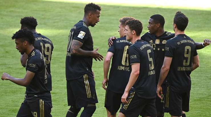 VÀO! Joshua Kimmich (Bayern Munich) nhận một đường chuyền chất lượng, anh tạo khoảng trống cho mình và tung một cú sút xa trái phá, đưa bóng vào góc cao bên phải khung thành. Một bàn thắng ấn tượng!