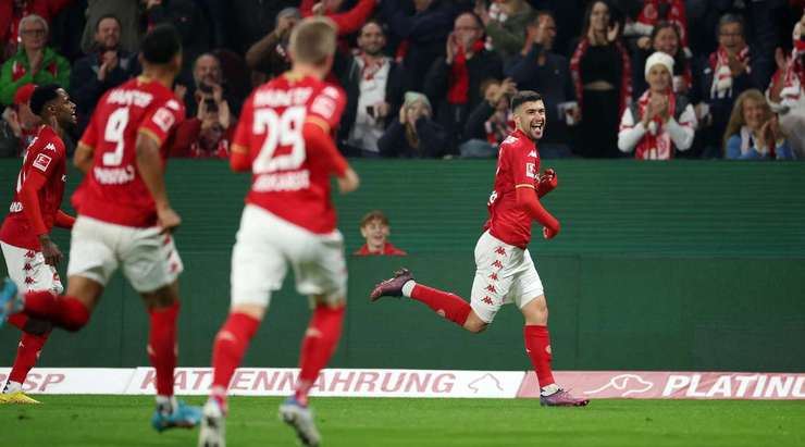Aaron Martin (Mainz) thực hiện quả đá phạt và đánh bại thủ môn với một cú sút đi vào phía trong cột dọc bên trái. Đơn giản là quá tuyệt vời!